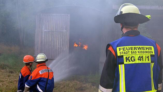 Als ersten Einsatz der 24-Stunden-Jugend&uuml;bung hatten die Kissinger Jugendlichen einen Garagenbrand zu l&ouml;schen. Foto: Peter Rauch