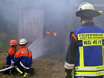 Als ersten Einsatz der 24-Stunden-Jugendübung hatten die Kissinger Jugendlichen einen Garagenbrand zu löschen. Foto: Peter Rauch