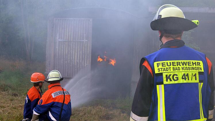 Als ersten Einsatz der 24-Stunden-Jugendübung hatten die Kissinger Jugendlichen einen Garagenbrand zu löschen. Foto: Peter Rauch