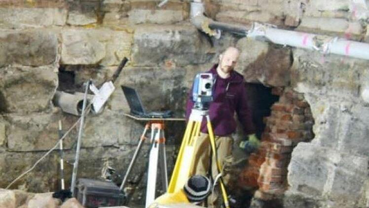 bisher älteste Baufunde: bogenförmig verlaufende Mauern Foto: Grabungsfirma ReVe