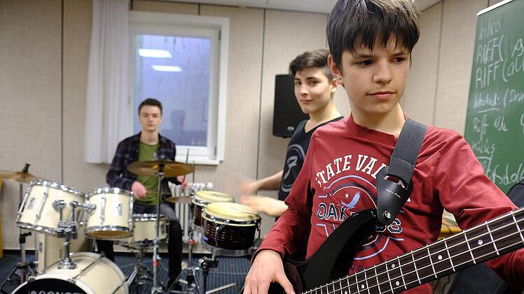 Die jungen Teilnehmer hatten keine Langeweile in den Übungsräumen der Musikakademie. Foto: Gerd Schaar