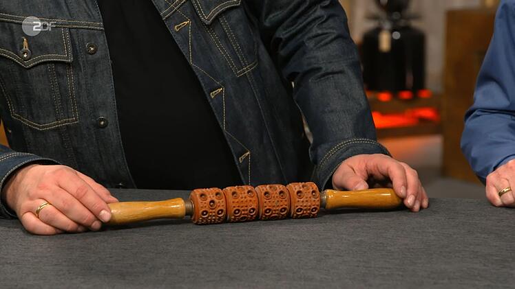 K&uuml;chenhelfer, Wellnessger&auml;t oder doch ein Pr&uuml;gel? Das ungew&ouml;hnliche Holzobjekt sorgte zun&auml;chst f&uuml;r reichlich R&auml;tselraten. Die Aufl&ouml;sung? Es handelte sich um einen Doppel-Punkt-Roller aus den 1920er-Jahren, der einst f&uuml;r Massage-Anwendungen gedacht war. Die Expertise sah einen geringen Wert von 20 bis 30 Euro.