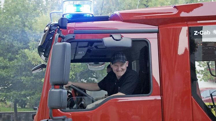 "Des is a Auto", schwärmte Christian Schmitt, der das neue Eltmanner Einsatzfahrzeug ins Feuerwehrhaus steuern durfte. Foto: Sabine Weinbeer