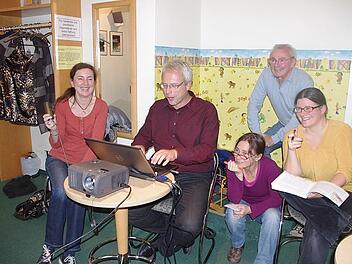 Gemeinsam bearbeiten (von links): Kerstin Sperschneider, Dirk Eilers, Manfred Raum, Eva Schreiber-Dümlein und Tina Vadász-Hain die eingereichten Geschichten für das Kronacher Kinder-Lesebuch. Foto: Heike Schülein