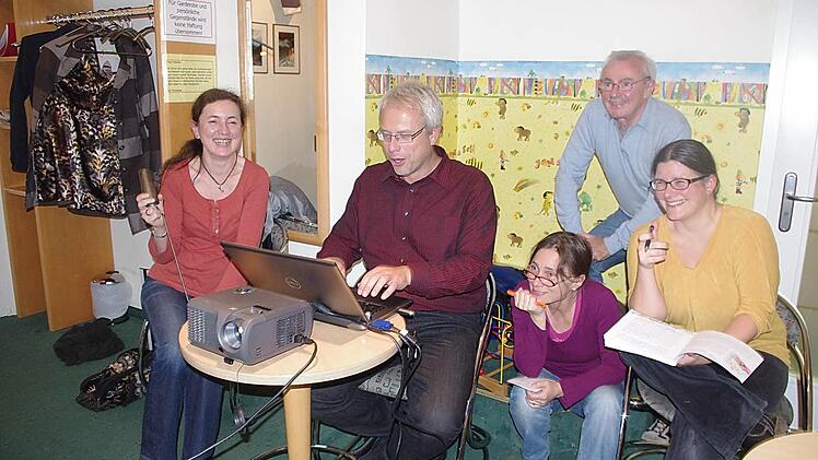 Gemeinsam bearbeiten (von links): Kerstin Sperschneider, Dirk Eilers, Manfred Raum, Eva Schreiber-Dümlein und Tina Vadász-Hain die eingereichten Geschichten für das Kronacher Kinder-Lesebuch. Foto: Heike Schülein