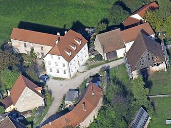 Luftaufnahme von den Überbleibseln des Frensdorfer Schlosses. Gut zu erkennen ist die ringförmige Bebauung.  Foto: Wolfgang Rössler