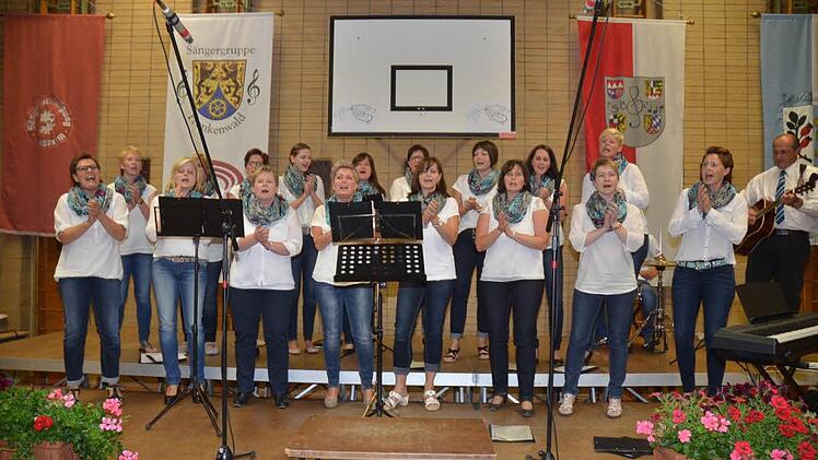 Die Frauensinggruppe "Aufwind" wusste mit Rockrhythmen zu begeistern.