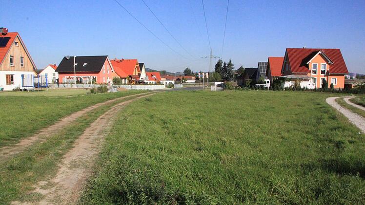 Die Dientzenhoferstraße in Ebensfeld ist bereits bebaut; hier soll die Erschließungsstraße fürs neue Baugebiet anknüpfen. Foto: Matthias Einwag
