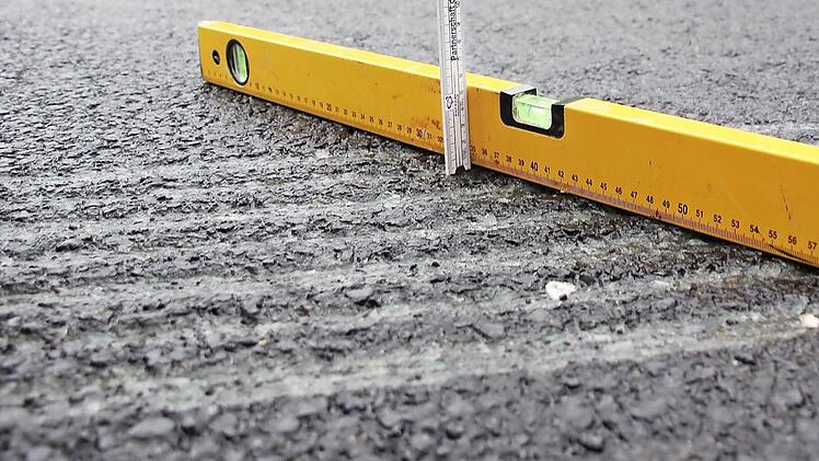 Nur drei Millimeter tief sind die Fräsrillen im Asphalt. Das sorgt dafür, dass das Regenwasser schneller abfließen kann.  Foto: Friedwald Schedel