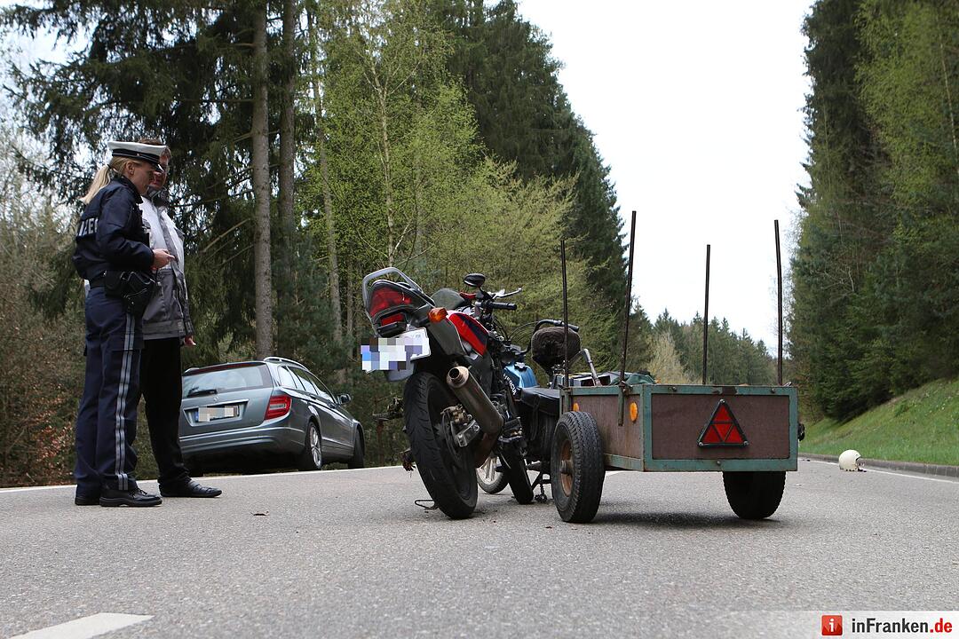 Motorrad und Moped kollidieren bei Pleinfeld