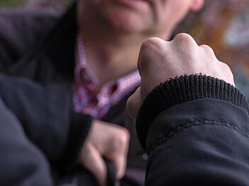 Obwohl sie ihn gar nicht kannten, verpassten zwei Männer einem Dritten Schläge. Symbolfoto: Christopher Schulz