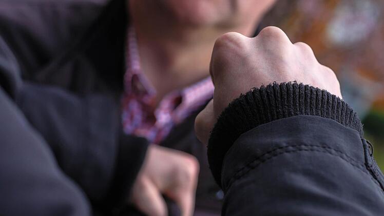 Obwohl sie ihn gar nicht kannten, verpassten zwei Männer einem Dritten Schläge. Symbolfoto: Christopher Schulz