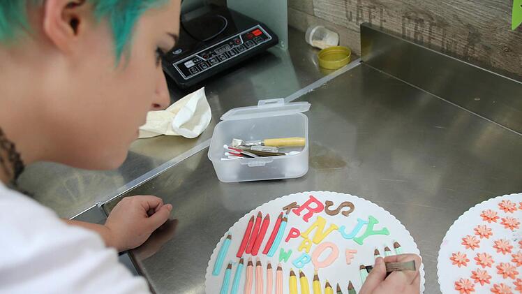 Tortenboden, Cremes und Fondant stellen Konditoren selbst her. Zuckerfiguren und Buchstaben modellieren sie von Hand.  Foto: Ronald Heck