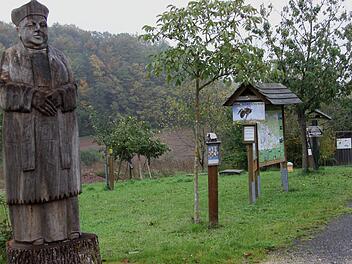 Mit der "Figurenbeute von Pfarrer Glockner" (die Holzfigur links, die einen Bienenstock beheimatet) wurde an der Streuobstwiese schon der Anfang für den Genuss-Erlebnisweg in Kirchlauter gemacht. Foto: Günther Geiling