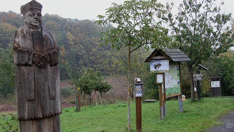 Mit der "Figurenbeute von Pfarrer Glockner" (die Holzfigur links, die einen Bienenstock beheimatet) wurde an der Streuobstwiese schon der Anfang für den Genuss-Erlebnisweg in Kirchlauter gemacht. Foto: Günther Geiling