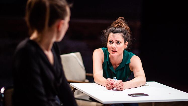 Furioses Kammerspiel: Szene aus der Coburger Erstaufführung der Komödie "Gespräch wegen der Kürbisse" in der Reithalle.Foto: Sebastian Buff