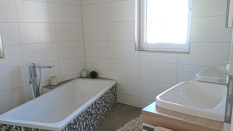Das Bad mit Badewanne im zeitlosen Stil ist die persönliche Wellness-Oase.
