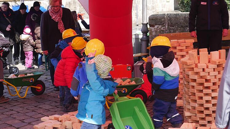 Die Kinder können sich auf der Messe austoben.