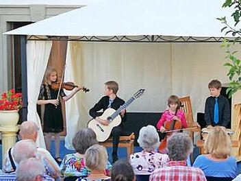 Die musikalische Familie Kreuzer hatte zu einem Open-Air-Konzert in den Pfarrgarten geladen.  Foto: Matthias Kreuzer