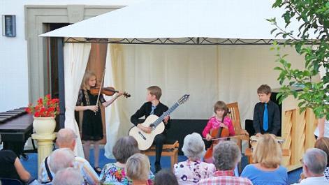 Die musikalische Familie Kreuzer hatte zu einem Open-Air-Konzert in den Pfarrgarten geladen.  Foto: Matthias Kreuzer