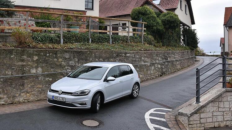 Während Inge Rüth forderte, den Mainblick (im Bild) aufgrund der Enge und des zunehmenden Verkehrs zur Einbahnstraße umzuwidmen, lehnte ein Anwohner des Mainblicks diese Forderung ab.  Foto: Ulrike Langer