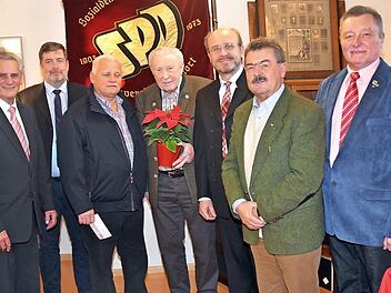 Zum 25-jährige Bestehen zeichnete der SPD-Gemeindeverband Küps verdiente Sozialdemokraten aus. Im Bild (von links) Schirmherr Oswald Marr, Bezirksvorsitzender Jörg Nürnberger, Dieter Lau, Wolfgang Eckert, Vorsitzender Ralf Pohl, Richard Rauh und Heinz Rebhan  Foto: K.- H. Hofmann