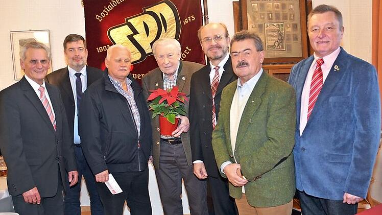 Zum 25-jährige Bestehen zeichnete der SPD-Gemeindeverband Küps verdiente Sozialdemokraten aus. Im Bild (von links) Schirmherr Oswald Marr, Bezirksvorsitzender Jörg Nürnberger, Dieter Lau, Wolfgang Eckert, Vorsitzender Ralf Pohl, Richard Rauh und Heinz Rebhan  Foto: K.- H. Hofmann