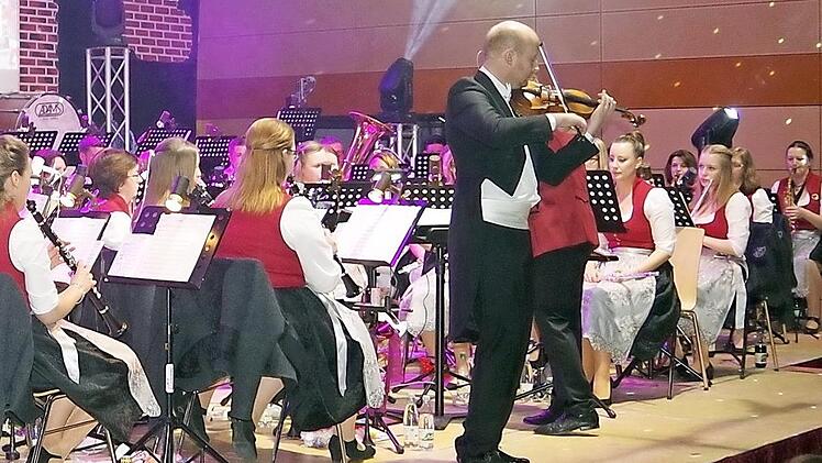 Johannes Enders sorgte mit der Violine und dem Symphonischen Blasorchester für einen Gänsehautmoment. Fotos: Heike Schülein