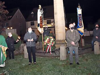 Thomas Ringer, Karsten Fischkal, Günter Brehm und Lorenz Mölkner (vorne v. l.) gedachten in Adelsdorf der Opfer von Krieg und Gewalt.