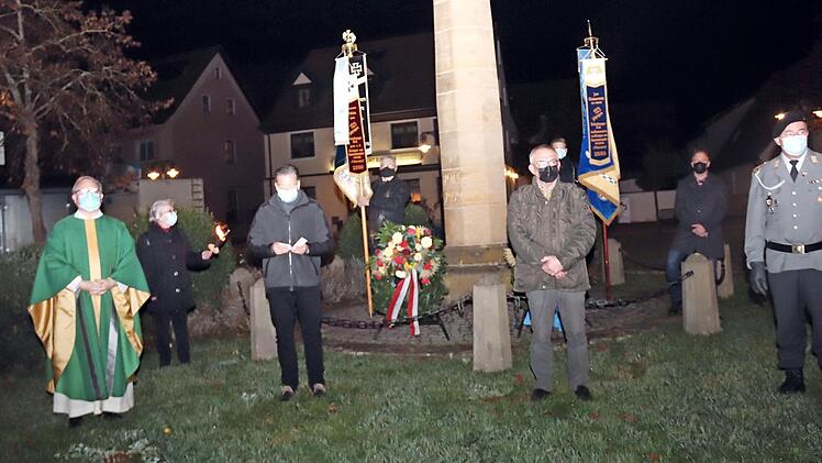Thomas Ringer, Karsten Fischkal, Günter Brehm und Lorenz Mölkner (vorne v. l.) gedachten in Adelsdorf der Opfer von Krieg und Gewalt.
