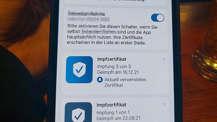 Diese Person wurde zuerst mit Johnson & Johnson geimpft, anschlie&szlig;end mit Moderna. Die App zeigt 3 von 3, also f&auml;lschlicherweise einen Booster an. Die Zweitimpfung z&auml;hlt "nur" als Grundimmunisierung.