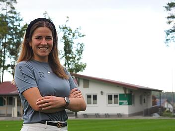 Unser Bild zeigt Franziska Kilian vor dem Sportheim der DJK Weichtungen. Foto: Jürgen Schmitt