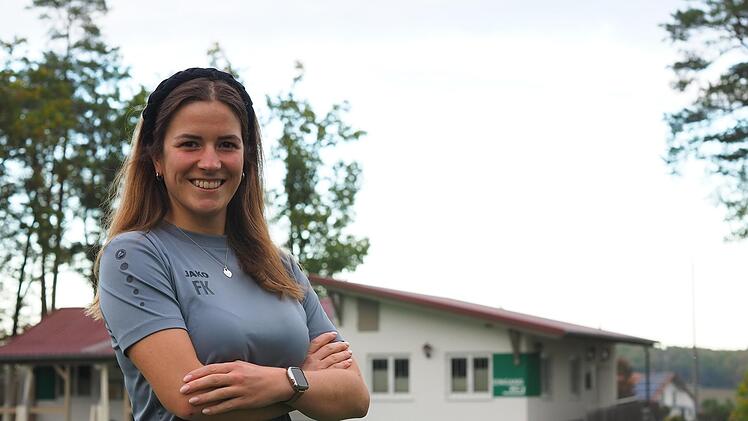 Unser Bild zeigt Franziska Kilian vor dem Sportheim der DJK Weichtungen. Foto: Jürgen Schmitt