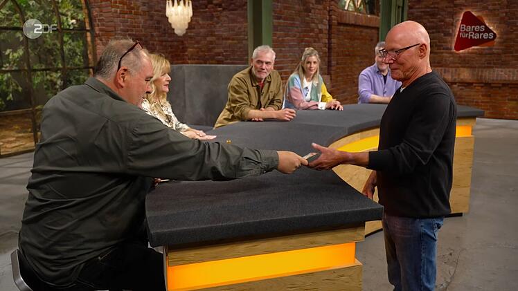 Für satte 280 Euro wanderte der Bügel-Safe in Waldis (links) Besitz.