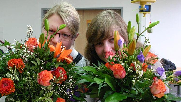 Die angehenden Floristinnen Annabelle Holzberger und Michaela Pabst Foto: Sabine Herteux