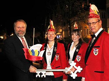 Ebermannstadts Bürgermeister Kraus muss den Stadtschlüssel an Sonja Müller, Mariane Gröger und Roland Hofmann (v.l.) herausrücken. Fotos: fra-press