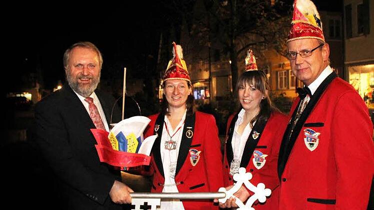 Ebermannstadts Bürgermeister Kraus muss den Stadtschlüssel an Sonja Müller, Mariane Gröger und Roland Hofmann (v.l.) herausrücken. Fotos: fra-press