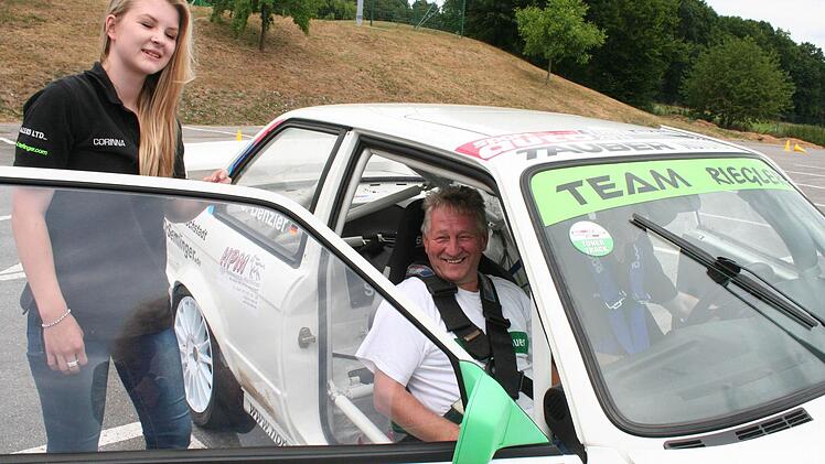 Edmund Pavelka im Rennauto vom Team Riegler. Corinna Riegler (links) hat den Beifahrer gut gesichert. Foto: Evi Seeger