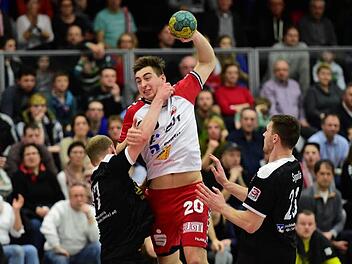 Mächtig ins Zeug legen müssen sich Lukas Böhm (am Ball) und der HSC Bad Neustadt im Heimspiel gegen Rodgau Groß-Bieberau, um den Gast von Rang fünf zu verdrängen.  Foto: Anand Anders
