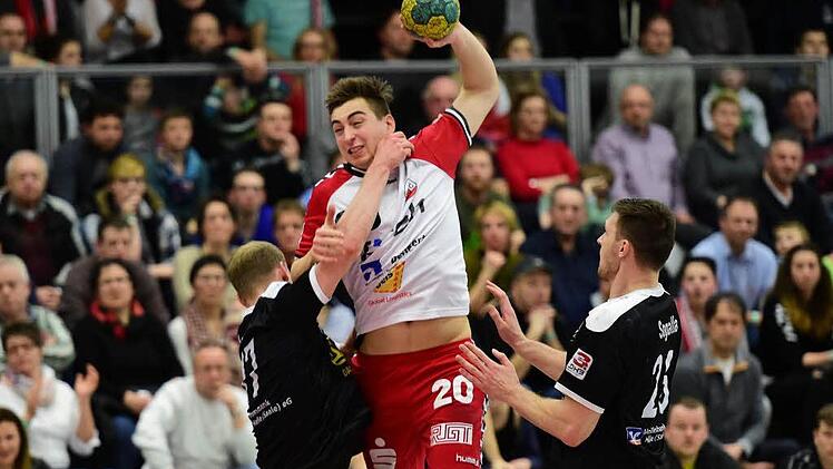 Mächtig ins Zeug legen müssen sich Lukas Böhm (am Ball) und der HSC Bad Neustadt im Heimspiel gegen Rodgau Groß-Bieberau, um den Gast von Rang fünf zu verdrängen.  Foto: Anand Anders