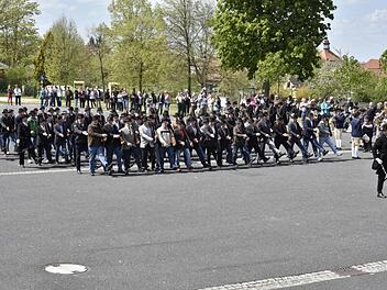 Mit dem Parademarsch in der Regimentskolonne war Hauptmann Manfred Barfuß sehr zufrieden Foto: Georg Snater