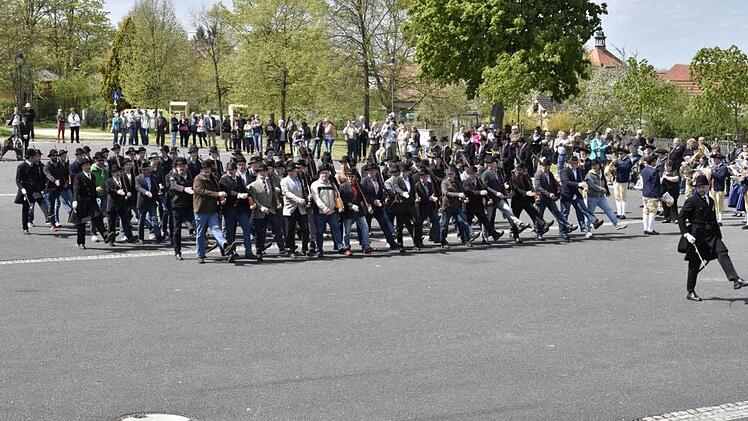 Mit dem Parademarsch in der Regimentskolonne war Hauptmann Manfred Barfuß sehr zufrieden Foto: Georg Snater
