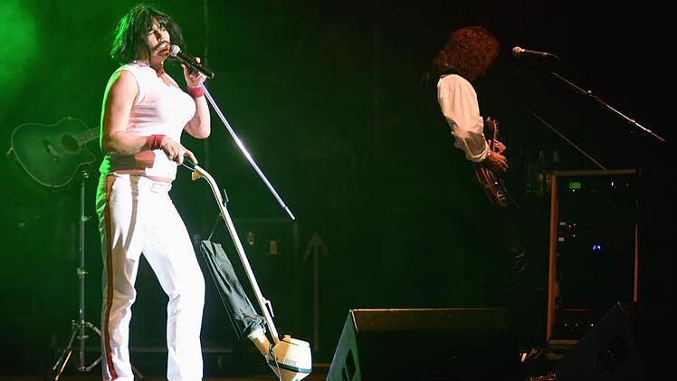 Der mit dem Staubsauger tanzt: Harry Rose als Freddie Mercury in dem berühmten Video zu "I want to break free".