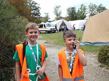 Jona und Louis, beide acht Jahre alt, haben vom Bayerischen Roten Kreuz den Auftrag bekommen, Verbandskästen zu suchen. Die beiden waren schon letztes Jahr bei "Mini-Forchheim" und wollen auch nächstes Jahr wieder kommen.  Fotos: Selina Jörgensen