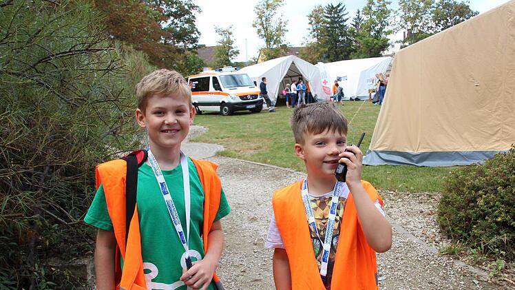 Jona und Louis, beide acht Jahre alt, haben vom Bayerischen Roten Kreuz den Auftrag bekommen, Verbandskästen zu suchen. Die beiden waren schon letztes Jahr bei "Mini-Forchheim" und wollen auch nächstes Jahr wieder kommen.  Fotos: Selina Jörgensen