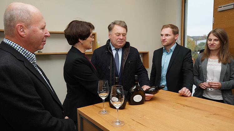 Landwirtschaftsminister Helmut Brunner besichtigt das Weingut NederFoto: Arkadius Guzy