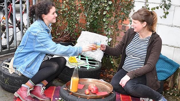 In Bamberg zeigen Lena Bittlmayer und Liela Glückert vom Helferteam des Kulturfestivals "kontakt", wie aus einem alten Autoreifen ein Hocker für den Garten gebaut wird.  Foto: Ronald Rinklef