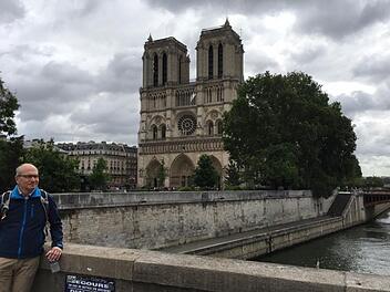 egionalbischöfin Dorothea Greiner hat ihren Mann vor Notre Dame fotografiert. Wenig später saßen beide auf den Türmen fest, auf dem Platz vor der Kirche schlug der Terrorist zu. Foto: privat