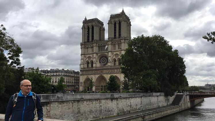 egionalbischöfin Dorothea Greiner hat ihren Mann vor Notre Dame fotografiert. Wenig später saßen beide auf den Türmen fest, auf dem Platz vor der Kirche schlug der Terrorist zu. Foto: privat