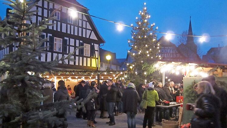 Stimmungsvoll illuminierter Weihnachtsmarkt in Jesserndorf, wo auch diesmal der Soroptimist-Club Bamberg-Kunigunde aktiv ist. Foto: p